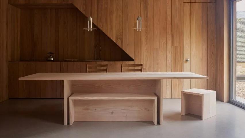 john_pawson_revela_mobiliario_de_diseño_minimalista_que_"resalta_la_madera"