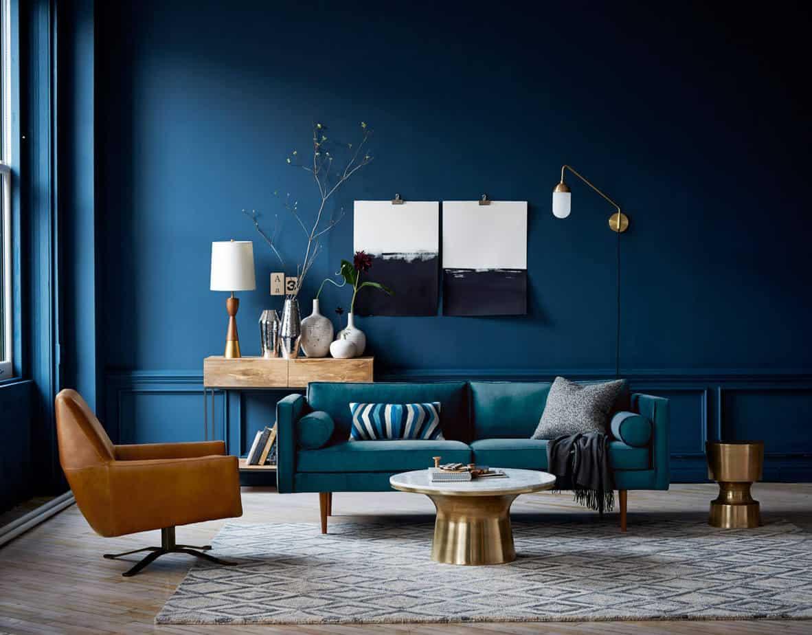 living pared azul con muebles de decoración