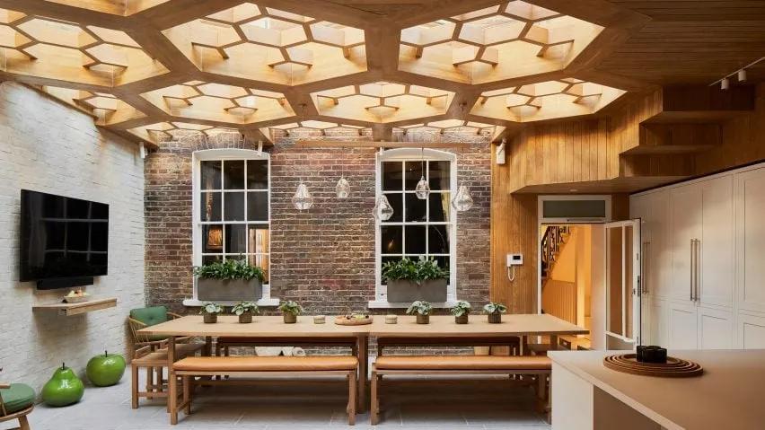 spparc_transforma_una_casa_en_londres_en_una_oficina_con_techo_de_"panal_de_abeja"